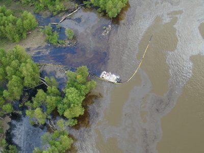 Image of an oil spill in the MS River.